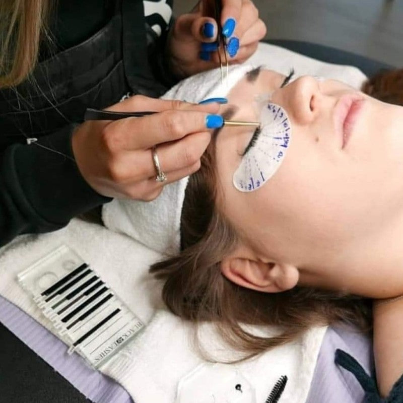 Curso presencial de extensiones de pestañas en Sevilla